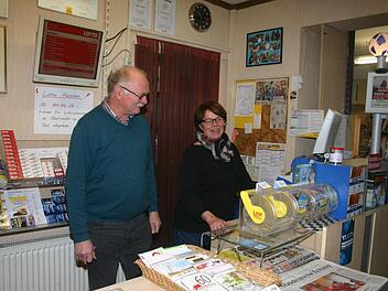 Mit einem lachenden und einem weinenden Auge sieht Ingrid Scholz mit ihrem Mann Herbert dem 1. Februar entgegen. Nach 35 Jahren schließt sie ihr Geschäft in Unterlauter. Foto: Martin Rebhan