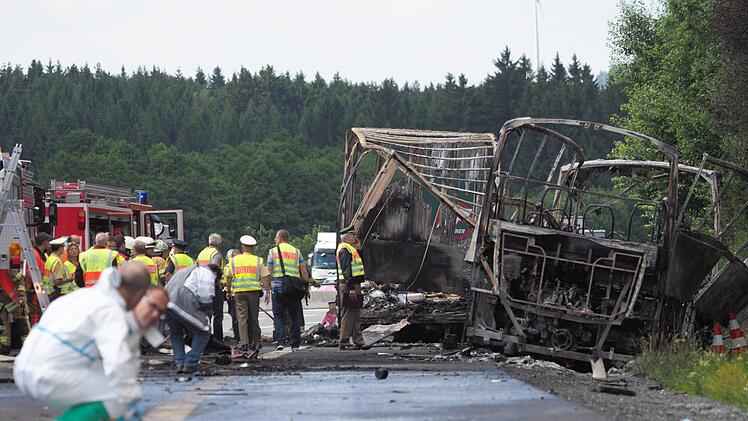 Dafür, dass auf der A9 am 3. Juli 18 Menschen sterben mussten, machen die Ermittler "eine Verkettung unglücklicher Umstände" verantwortlich.. Foto: Matthias Balk/dpa