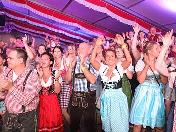 Bombenstimmung bis zum frühen Morgen herrschte beim Herbstfest der Stadt Rödental im Festzelt.Michael Stelzner