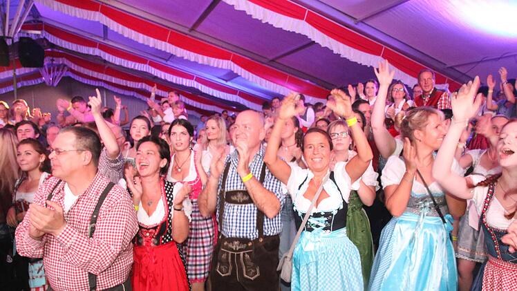 Bombenstimmung bis zum frühen Morgen herrschte beim Herbstfest der Stadt Rödental im Festzelt.Michael Stelzner