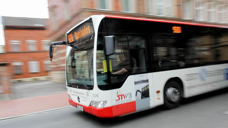 Der Streit zwischen einem Mann und seiner Freundin eskalierte am Freitag in einem Bamberger Stadtbus. Der Mann soll die Frau gew&uuml;rgt haben.  Symbolfoto: Michael Gr&uuml;ndel