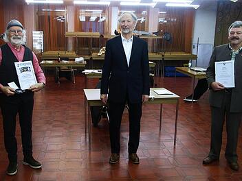 Mit einer Würdigung und einer Verabschiedung begann das neue Jahr im Euerdorfer Gemeinderat. Bürgermeister Peter Bergel (Mitte) überreichte Helmut Droll (links) die silberne Bürgermedaille für besondere Verdienste und verabschiedete Kurt Hirnickel (rechts) nach 40 Dienstjahren in der Gemeinde.