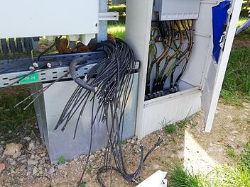Die Diebstahlspuren an der Photovoltaikanlage der Münnerstädter Energiegenossenschaft sind noch deutlich zu sehen. Foto: Heike Beudert