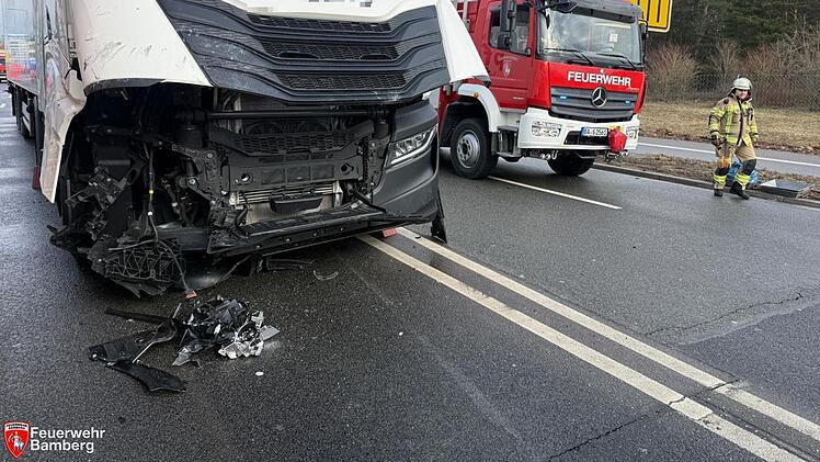 Schwerer Unfall in Bamberg: Autofahrer eingeklemmt - stundenlange Sperrung
