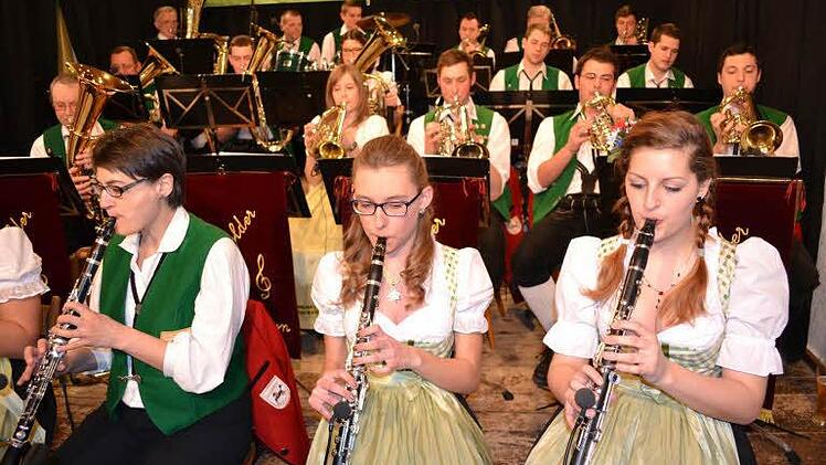 Eine starke Truppe: Nach ihren ausverkauften Konzerten zum Auftakt des Jubiläumsjahres proben die Roßfelder Musikanten schon eifrig für das Festwochenende Mitte Juni. Foto: Gabi Bertram