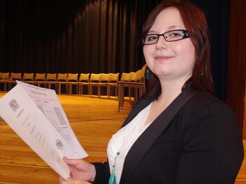 Natascha Kanzewitsch war mit einem Notendurchschnitt von 1,35 nicht nur die beste diesjährige Absolventin an der Berufsfachschule in Kronach, sondern von ganz Oberfranken. Foto: Heike Schülein