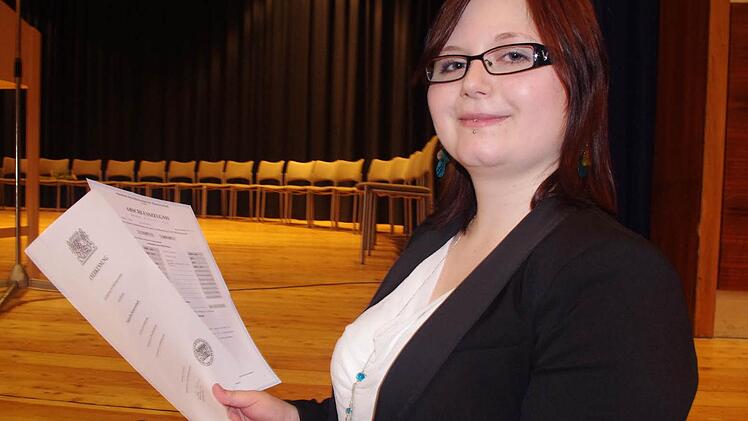 Natascha Kanzewitsch war mit einem Notendurchschnitt von 1,35 nicht nur die beste diesjährige Absolventin an der Berufsfachschule in Kronach, sondern von ganz Oberfranken. Foto: Heike Schülein