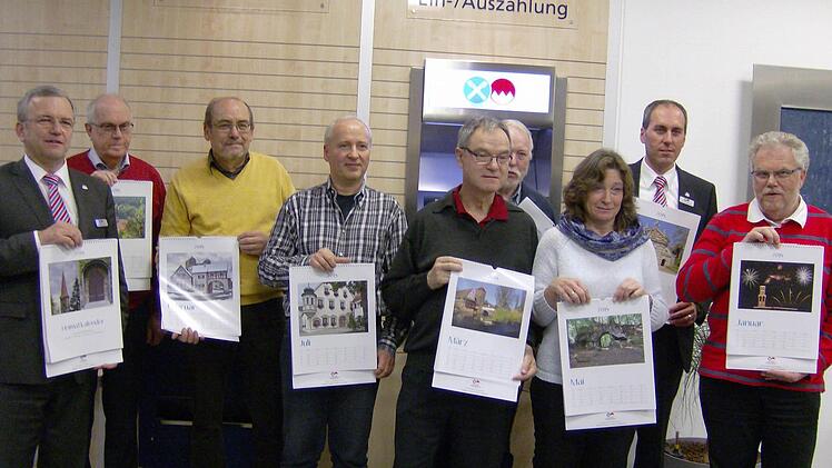 Damen und Herren des Fotoclubs Eckental mit Direktor Rainer Lang und Bernd Hartmann, Filialleiter in Gräfenberg Foto: Petra Malbrich