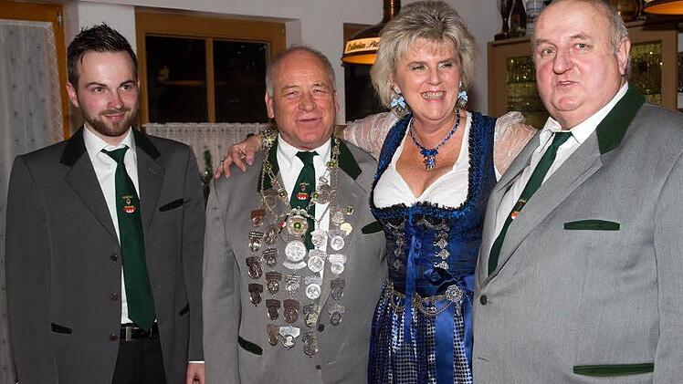 Nach der Kaiserproklamation (von links): Schie&szlig;leiter J&ouml;rg Stettner, Kaiser Norbert Friedrich, die Kaiserin des Vorjahres Erika Hammerschmidt, Obersch&uuml;tzenmeister Fritz Turnwald.