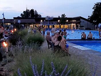 Der Termin passte wie die Faust aufs Auge: Fackeln und die Außenbeleuchtung schufen ein besonders schönes Ambiente beim Mondscheinschwimmen im Eltmanner Freibad. Hunderte Gäste nutzten am Freitag das Mondscheinschwimmen im Eltmanner Freibad zu spätem Badevergnügen nach einem ganz besonders heißen Sommertag. Foto: Sabine Weinbeer