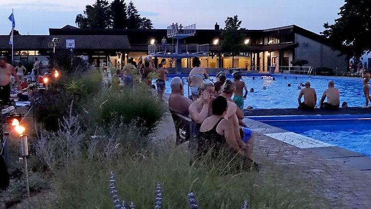 Der Termin passte wie die Faust aufs Auge: Fackeln und die Außenbeleuchtung schufen ein besonders schönes Ambiente beim Mondscheinschwimmen im Eltmanner Freibad. Hunderte Gäste nutzten am Freitag das Mondscheinschwimmen im Eltmanner Freibad zu spätem Badevergnügen nach einem ganz besonders heißen Sommertag. Foto: Sabine Weinbeer