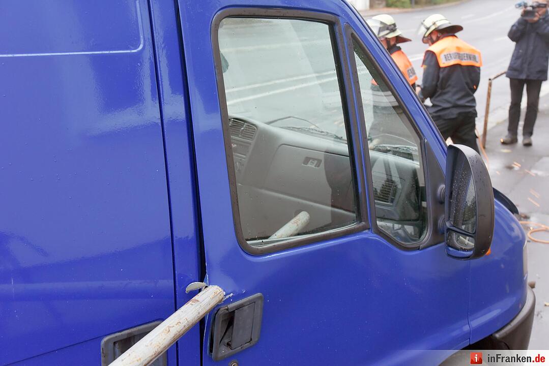 Unfall in Würzburg: Metallstange durchbohrt Kleintransporter