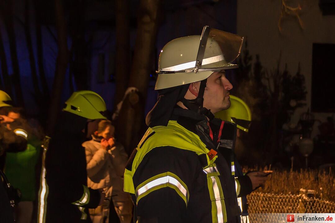 Rauchwolke über Baiersdorfer Wohngebiet - Dachstuhl einer Dreifachgarage in Brand