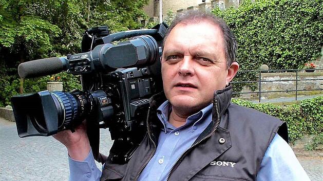 So kennt man ihn: Johannes Bloching mit der Kamera.  Fotos: Christian Bayer