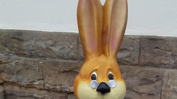 Mit Verband und Krücken ist der Osterhase nun für dier Feiertage gerüstet. Foto Markt Mainleus