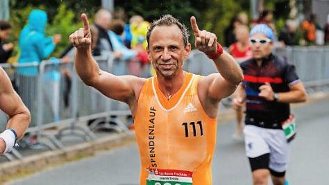 Glücklich schaut Thorsten Glauber (FW-MdL) in die Kamera. Er lief wie schon in den vergangenen Jahren für den guten Zweck mit. Bei Kilometer 30 hatte er bereits 30 000 Euro Spendengelder gesammelt.