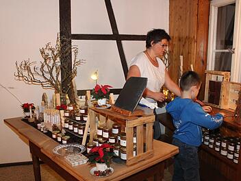 Sonja Kropfeld dekoriert Marmeladen und Kräutersalze. Foto: Carmen Schwind