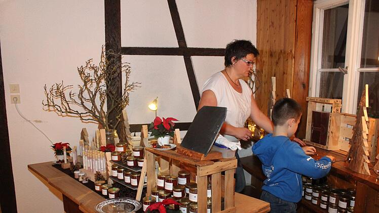 Sonja Kropfeld dekoriert Marmeladen und Kräutersalze. Foto: Carmen Schwind