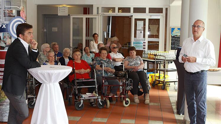 Projektleiter Anton Zahneisen, der selbst ein Haus mit technischen Lösungen erprobt hat, berichtete über seine bisherigen Erfahrungen im Eingangsbereich des Caritas-Pflegeheims in Wallenfels. Michael Wunder