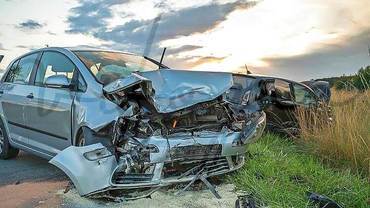 Die Fahrerin eines VW Up &uuml;bersah beim Abbiegen auf der Kreisstra&szlig;e ERH&nbsp;15 nahe dem Gewerbegebiet Wirtsh&ouml;he einen geradeaus fahrenden VW Golf.