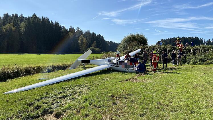 Segelflieger rauscht bei Hof &uuml;ber Landebahn hinaus und kracht Abhang hinunter