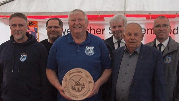 Sichtlich erfreut zeigt sich der Ehrenscheibengewinner Frank Kubat, zusammen mit Thiemo Schlesinger, Jens M&uuml;ller, Bernd H&ouml;ppel, Roland Lowig und J&uuml;rgen Panzer.
