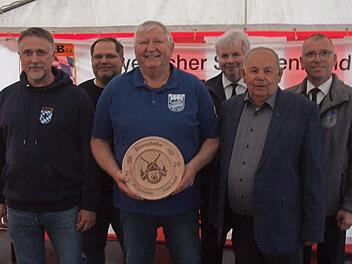 Sichtlich erfreut zeigt sich der Ehrenscheibengewinner Frank Kubat, zusammen mit Thiemo Schlesinger, Jens M&uuml;ller, Bernd H&ouml;ppel, Roland Lowig und J&uuml;rgen Panzer.