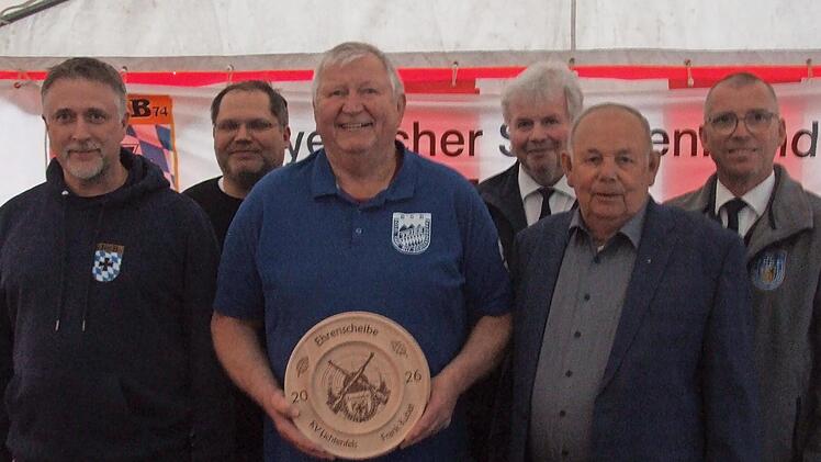 Sichtlich erfreut zeigt sich der Ehrenscheibengewinner Frank Kubat, zusammen mit Thiemo Schlesinger, Jens M&uuml;ller, Bernd H&ouml;ppel, Roland Lowig und J&uuml;rgen Panzer.