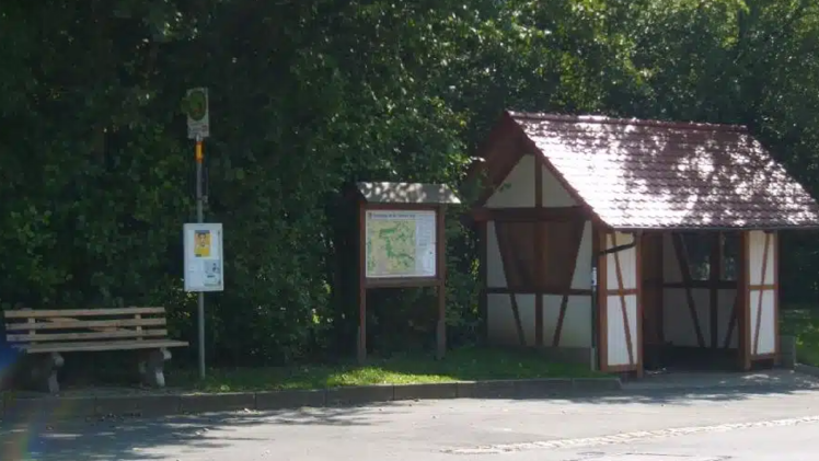 Neben historischen Wohnh&auml;usern greift in Hetzles auch eine Bushaltestelle die traditionelle Fachwerkbauweise auf.