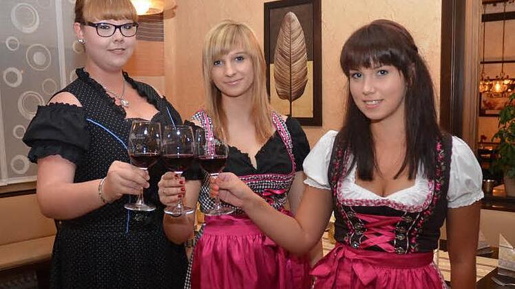 Diese drei Kandidatinnen bewerben sich um das Amt der Weinkönigin 2013 in Pressig (v. l.): Anna Ringlstetter, Adriana Förtsch und Sophia Tremel.