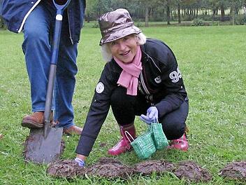 Dieter Weil, Vorstandsmitglied von "Bad Rodach begeistert", schafft mit dem Spaten die Löcher, in die Martha Biehl die Krokuszwiebeln legt. Fotos: Bettina Knauth