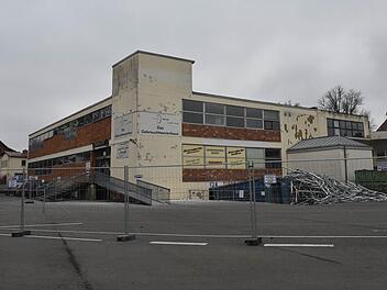 Ein Bauzaum umgibt das Sagasser-Areal in der Callenberger Straße, im Moment werden die Räume entkernt, nach dem Abriss entsteht der Neubau eines Fachmarktzentrums.