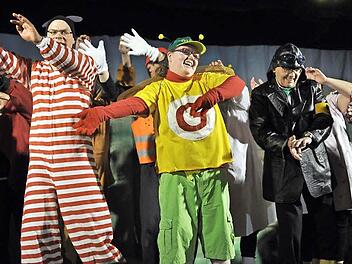 Schwungvoll werben die Schauspieler im Glüwi-Musical in Gremsdorf mit Musik und Humor für mehr Toleranz. Foto: privat