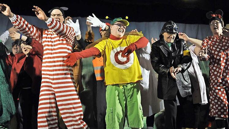 Schwungvoll werben die Schauspieler im Glüwi-Musical in Gremsdorf mit Musik und Humor für mehr Toleranz. Foto: privat