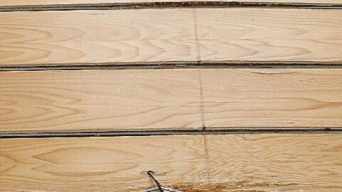 Undichte Lichtkuppeln in der Aula der Maßbacher Mittelschule zwingen zu unkonventionellen Maßnahmen (unser Bild). Auch die Kuppeln in der Turnhalle sind undicht.  Foto: Dieter Britz