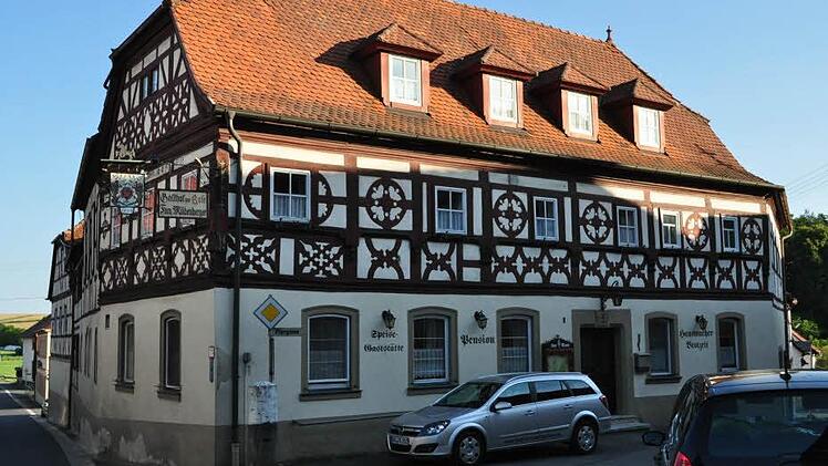 Der ehemaligen Gasthof "Zur Rose" in Pfarrweisach könnte als Unterkunft für Flüchtlinge dienen. Am Mittwoch hat eine Delegation der Regierung von Unterfranken, möglicher Investoren und der Gemeinde das Areal in Augenschein genommen. Eine Entscheidung wird in den nächsten Tagen erwartet. Foto: Foto: Simon Albrecht