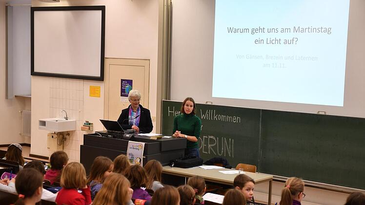 In der Kinder-Uni erklärte die Wissenschaftlerin Heidrun Alzheimer den jungen Studierenden, warum der 11.11. ein ganz besonderer Tag ist. Foto: Ronald Rinklef
