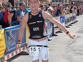 Für den begeisterten Triathleten Dieter Wolf ist der Marktplatz in Weismain zum "Wohnzimmer" geworden.  Foto: Klaus Gagel