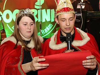 Schwer beschäftigt war das Untersiemauer Faschingsprinzenpaar noch einmal beim Rosenmontagsball.  Foto: Michael Stelzner