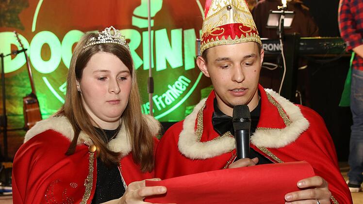 Schwer beschäftigt war das Untersiemauer Faschingsprinzenpaar noch einmal beim Rosenmontagsball.  Foto: Michael Stelzner