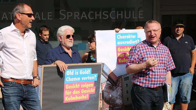 Martin Pöhner,  aus Kulmbach stammender Historiker und  FDP-Stadtrat in Bamberg (Zweiter von rechts), stellte fest: Die alte Mälzerei gehört zum Stadtbild. Links FDP-Kreisvorsitzender Michael Otte. Foto: Stephan Tiroch