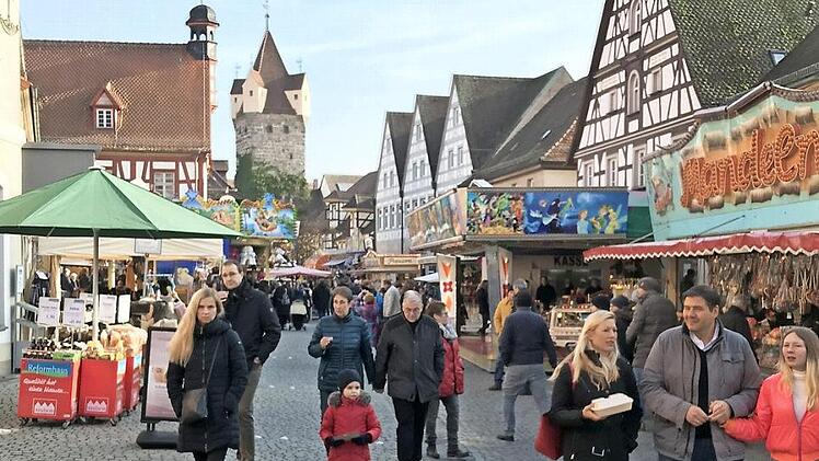 Die Buden begeistern jung und alt, und wem es zu kalt wurde, der ging am verkaufsoffenen Sonntag einfach in die Geschäfte.  Fotos: Michael Busch
