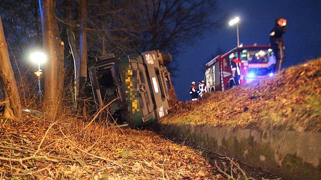 Zu einem Lkw-Unfall kam es am Mittwochabend im Landkreis Bayreuth. Ein Laster fuhr in einen Graben und kippte um. Foto: NEWS5 / Holzheimer