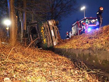 Zu einem Lkw-Unfall kam es am Mittwochabend im Landkreis Bayreuth. Ein Laster fuhr in einen Graben und kippte um. Foto: NEWS5 / Holzheimer