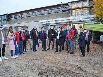 Vor der Sitzung sahen sich die Räte vor Ort die Baustelle rund um Schule und Kindergarten an.  Fotos: Gabi Bertram