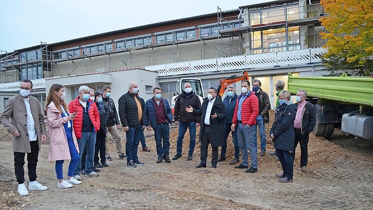 Vor der Sitzung sahen sich die Räte vor Ort die Baustelle rund um Schule und Kindergarten an.  Fotos: Gabi Bertram