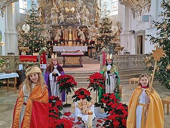 Die Kinder Anna, Marie, Sofie und Yzabelle haben in Gößweinstein die Aufgabe der Sternsinger übernommen.