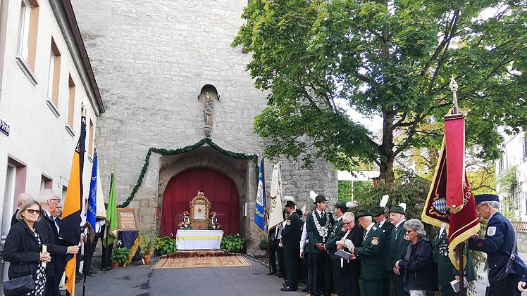 Die Schwedenprozession beim Stopp am Altar des Oberen Tores.