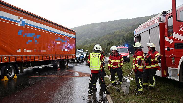 Schneeberg: Transporter kracht in Lkw - 52-J&auml;hriger bei Unfall schwer verletzt