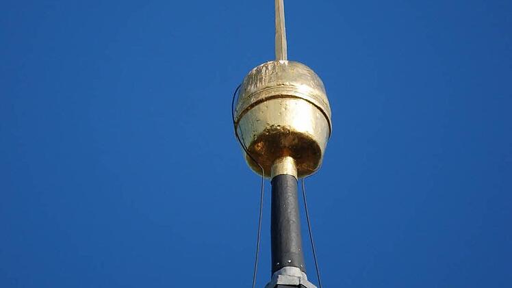 Der renovierte Turm der Motschenbacher Kirche.